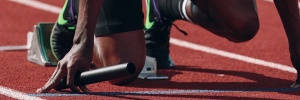 NBA篮球赛扣篮精彩瞬间，球员腾空而起