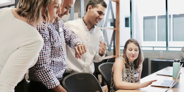 手机屏幕上飘落红包雨的动画效果示意图