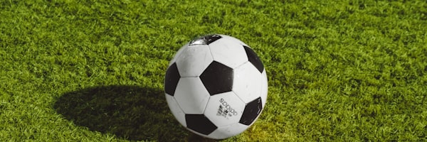 欧洲冠军联赛决赛激烈比赛瞬间，球员争抢足球